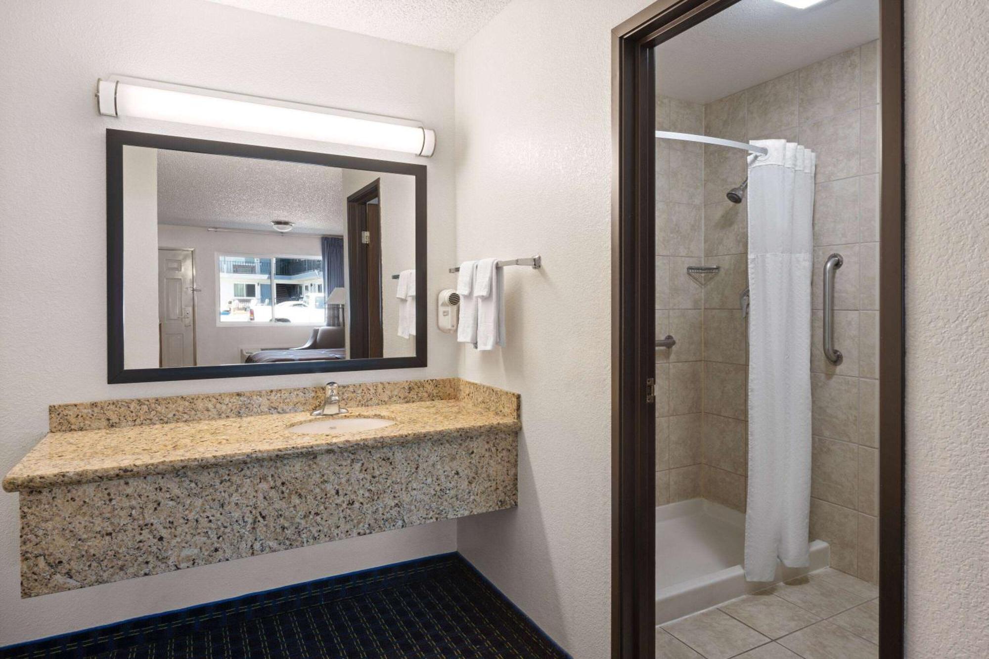 ซูเปอร์ 8 บาย วินด์แฮม ซูซานวิลล์ Motel ภายนอก รูปภาพ