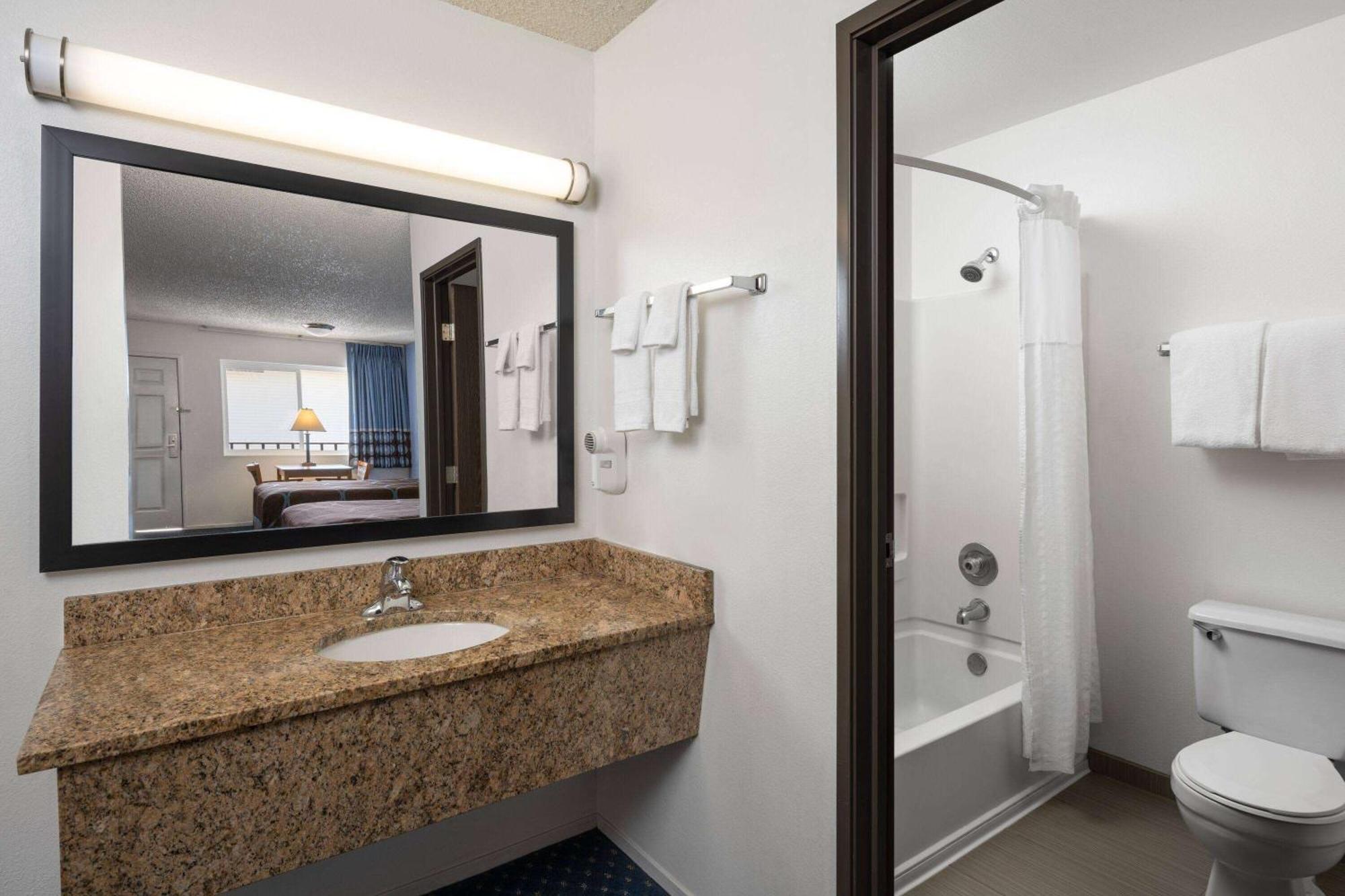 ซูเปอร์ 8 บาย วินด์แฮม ซูซานวิลล์ Motel ภายนอก รูปภาพ