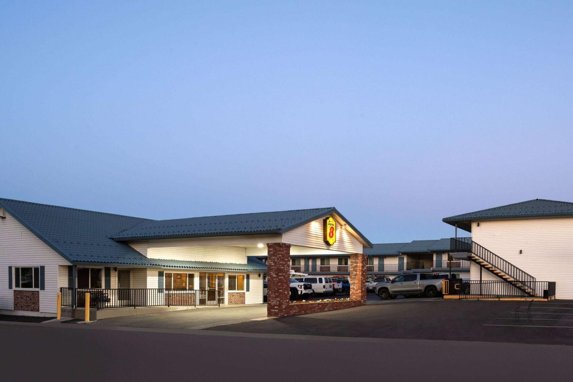 ซูเปอร์ 8 บาย วินด์แฮม ซูซานวิลล์ Motel ภายนอก รูปภาพ
