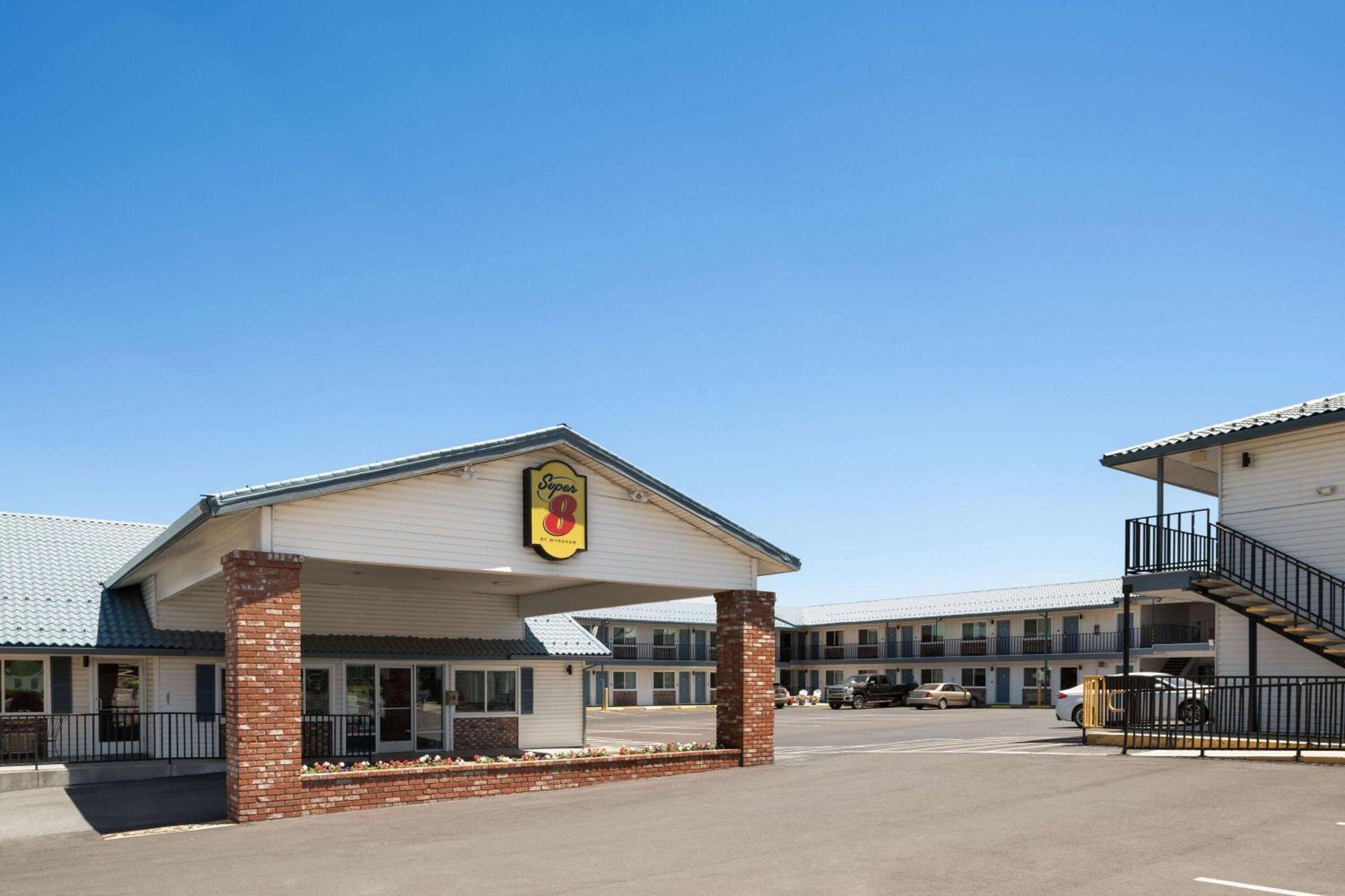 ซูเปอร์ 8 บาย วินด์แฮม ซูซานวิลล์ Motel ภายนอก รูปภาพ