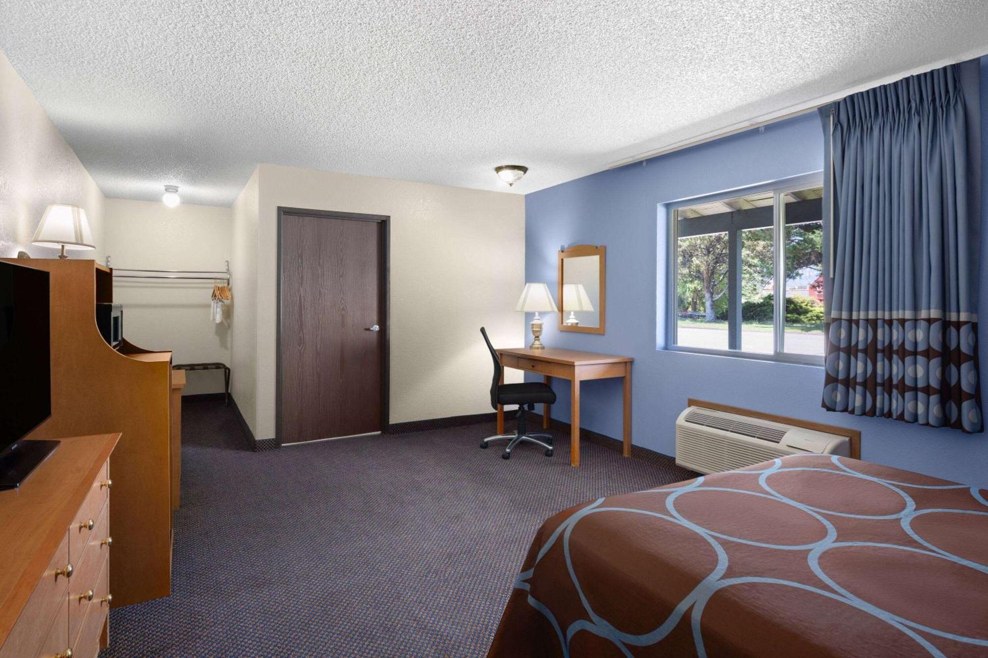 ซูเปอร์ 8 บาย วินด์แฮม ซูซานวิลล์ Motel ภายนอก รูปภาพ